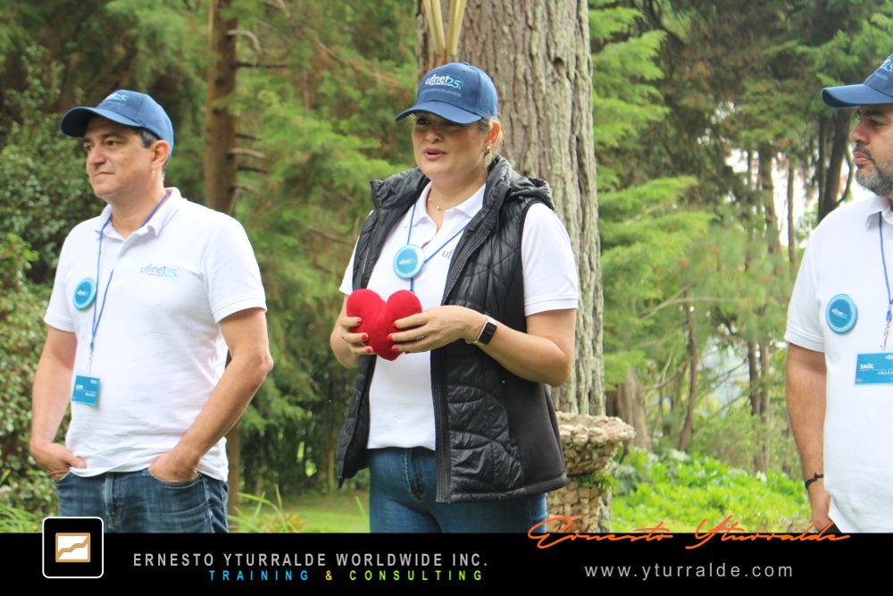 El Salvador Team Building | Aprendizaje experiencial en El Salvador | dinámicas de cuerdas para fortalecer equipos de trabajo